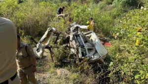 टिहरी हादसा: खाई में गिरी कार, अंतिम संस्कार से लौट रहे 8 लोगों की दर्दनाक मौत, 2 गंभीर घायल