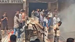 जयपुर में टायर गोदाम में भीषण आग! 4 मंजिला इमारत में फंसे लोग, जान बचाने के लिए कूदा युवक