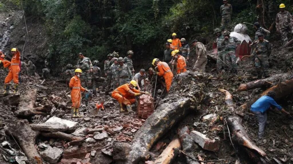 पहाड़ों में तबाही का तांडव! यमुनोत्री हाईवे 2 दिन से बंद, पहलगाम में बादल फटने से आई बाढ़, 210 सड़कें ठप