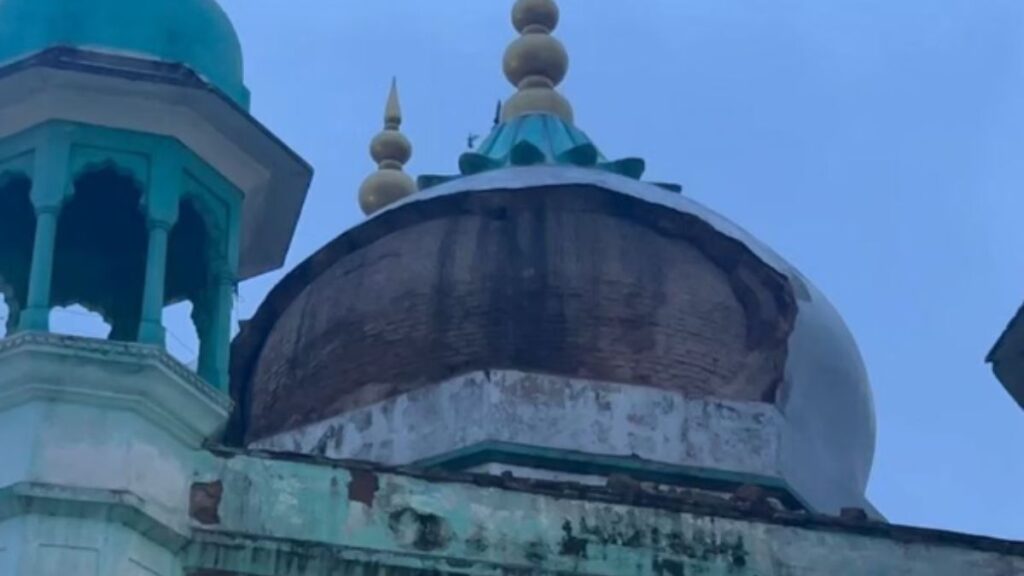 नमाज के बीच गूंजा तेज धमाका! मथुरा की ऐतिहासिक जामा मस्जिद का गुंबद टूटा, मची अफरा-तफरी; बाल-बाल बचे लोग