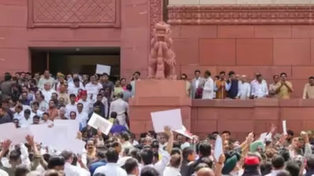 धर्मेंद्र प्रधान के इस्तीफे से भी नहीं थमा NEET विवाद! अब PM मोदी से माफी की मांग पर अड़ा विपक्ष, संसद में होगा बड़ा टकराव