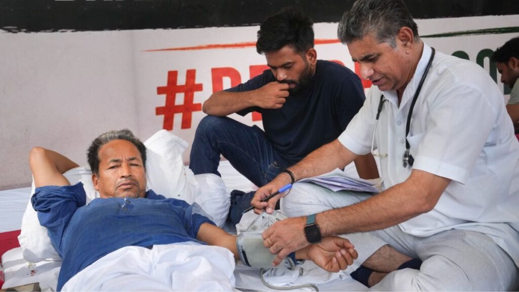 17 दिन के अनशन से बिगड़ी सोनम वांगचुक की हालत! 8.5 किलो वजन घटा, हाईकोर्ट में याचिका—’2 दिन में जान को खतरा’