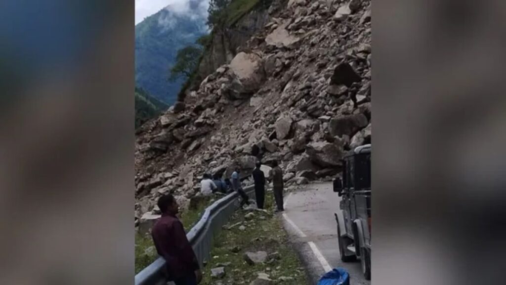 भारत-चीन सीमा के पास अचानक टूटी पहाड़ी, सड़क पर गिरे विशाल बोल्डर; कई रास्ते बंद, यात्रियों में दहशत