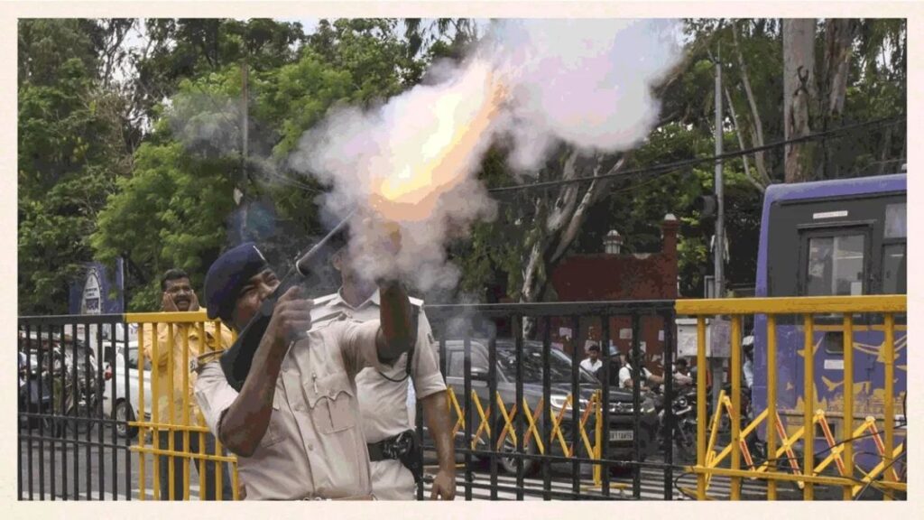 पटना बना रणक्षेत्र! पेपर लीक के विरोध में छात्रों का उग्र प्रदर्शन, पुलिस पर पथराव के बाद आंसू गैस और वाटर कैनन का इस्तेमाल
