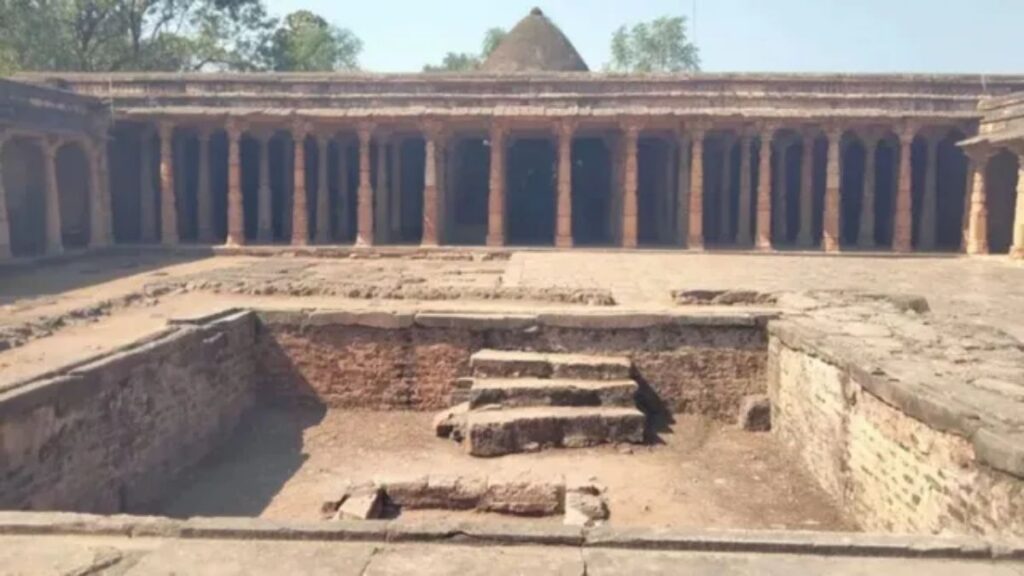 भोजशाला विवाद पर सुप्रीम कोर्ट का बड़ा कदम! केंद्र-एमपी सरकार को नोटिस, नमाज के लिए अलग जगह देने का सुझाव