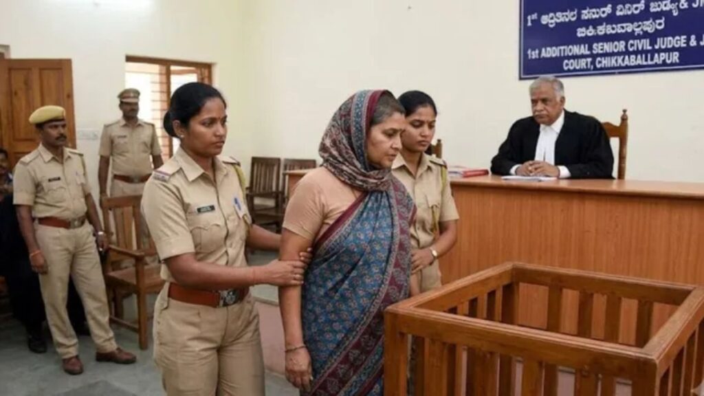 केस जीतने के लिए जज की कुर्सी पर छिड़के ‘मंत्र वाले सरसों के दाने’! कोर्ट में मची हलचल, महिला गिरफ्तार