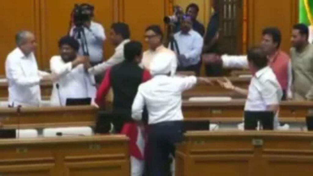 दिल्ली विधानसभा में भिड़ने को तैयार हुए BJP-AAP विधायक! सदन में मचा हंगामा, 5 MLA बाहर; स्पीकर की कड़ी चेतावनी