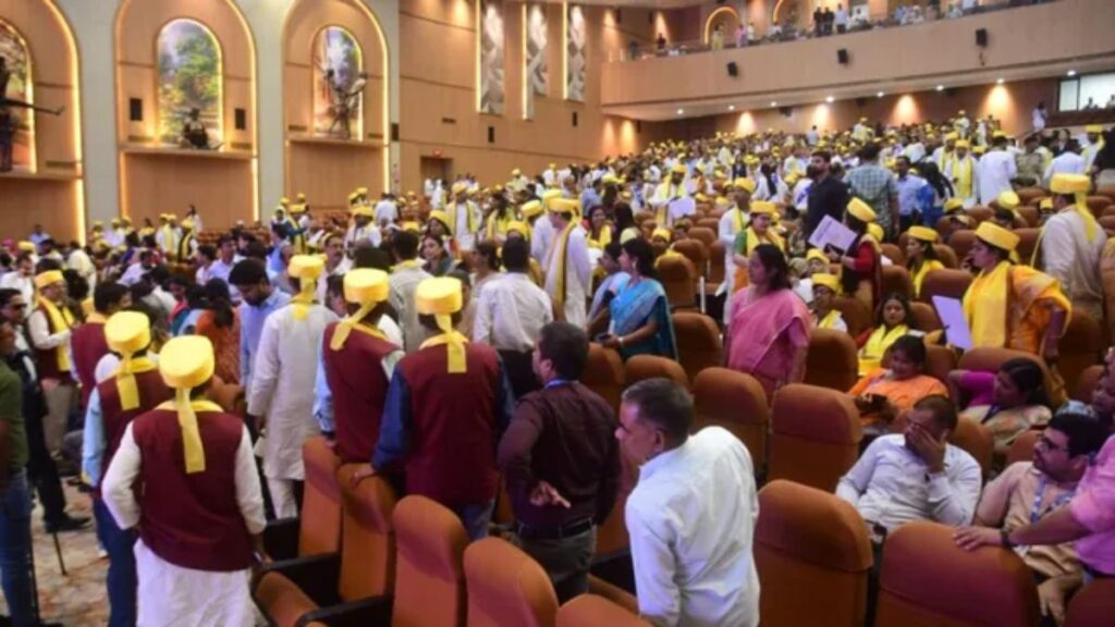 पटना यूनिवर्सिटी में दीक्षांत समारोह के बीच बवाल! मंच पर डिग्री की मांग पर अड़े छात्र, बिना भाषण दिए लौटे राज्यपाल